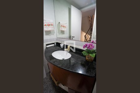 Casa de condomínio à venda com 205m², 5 quartos e 3 vagasBanheiro Social 1