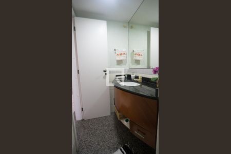 Casa de condomínio à venda com 205m², 5 quartos e 3 vagasBanheiro Social 1