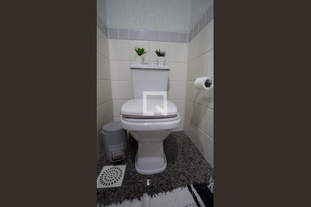 Casa de condomínio à venda com 205m², 5 quartos e 3 vagasBanheiro Social 1