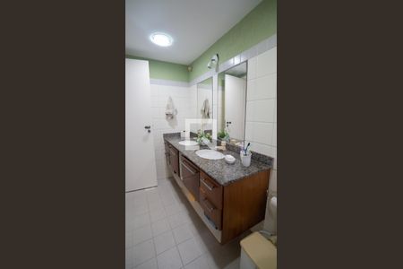 Casa de condomínio à venda com 205m², 5 quartos e 3 vagasBanheiro da Suíte