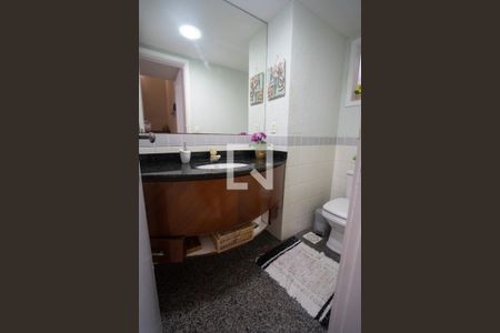 Casa de condomínio à venda com 205m², 5 quartos e 3 vagasBanheiro Social 1