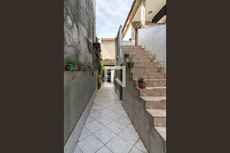 Casa para alugar com 227m², 2 quartos e 1 vagaCorredor lateral de acesso