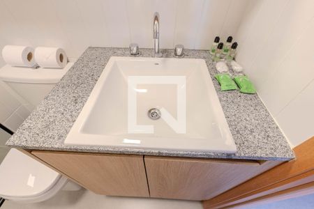 Banheiro de kitnet/studio para alugar com 1 quarto, 25m² em Bela Vista, São Paulo