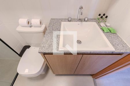 Banheiro de kitnet/studio para alugar com 1 quarto, 25m² em Bela Vista, São Paulo