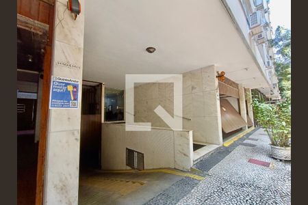 Apartamento à venda com 156m², 3 quartos e sem vagaFachada com cartaz QA