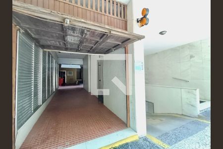 Apartamento à venda com 156m², 3 quartos e sem vagaFachada com cartaz QA