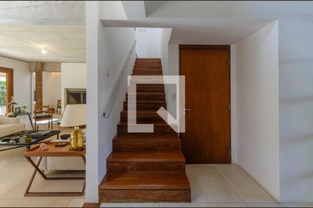 Escada de casa de condomínio para alugar com 4 quartos, 435m² em Cavalhada, Porto Alegre
