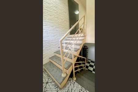 Casa à venda com 400m², 3 quartos e 6 vagasEscada