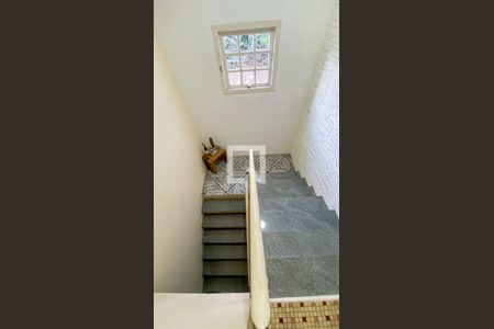 Casa à venda com 400m², 3 quartos e 6 vagasEscada