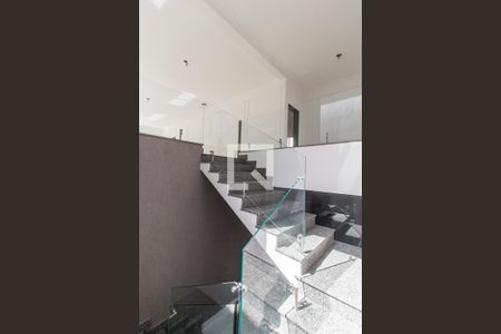 Casa de condomínio à venda com 303m², 3 quartos e 4 vagasEscada