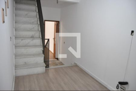 Casa de condomínio à venda com 250m², 4 quartos e 3 vagasEscada