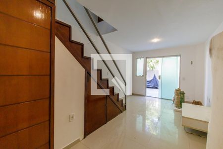 Sala de casa de condomínio para alugar com 3 quartos, 90m² em Recreio dos Bandeirantes, Rio de Janeiro