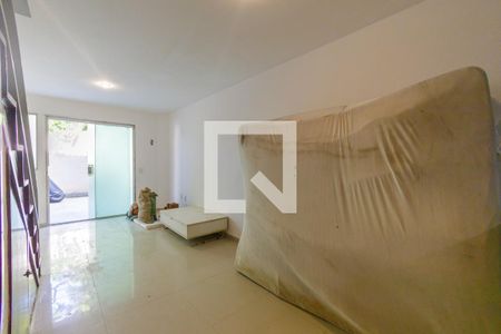 Sala de casa de condomínio para alugar com 3 quartos, 90m² em Recreio dos Bandeirantes, Rio de Janeiro