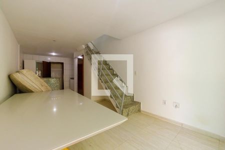 Sala de casa de condomínio para alugar com 3 quartos, 90m² em Recreio dos Bandeirantes, Rio de Janeiro