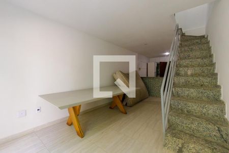 Sala de casa de condomínio para alugar com 3 quartos, 90m² em Recreio dos Bandeirantes, Rio de Janeiro