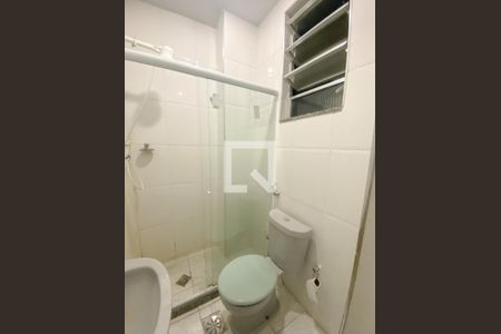 Banheiro de kitnet/studio para alugar com 1 quarto, 34m² em Centro, Niterói