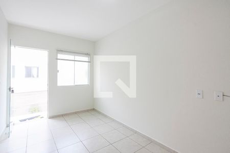 Sala de casa de condomínio para alugar com 2 quartos, 80m² em Vigilato Pereira, Uberlândia