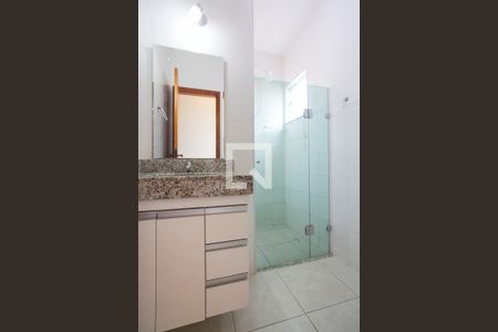 Casa de condomínio para alugar com 80m², 2 quartos e 1 vaga Casa de condomínio para alugar com 80m², 2 quartos e 1 vagaBanheiro da Suite 1