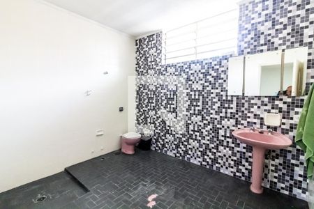 Casa à venda com 250m², 5 quartos e 9 vagasBanheiro da Suíte Quarto 1