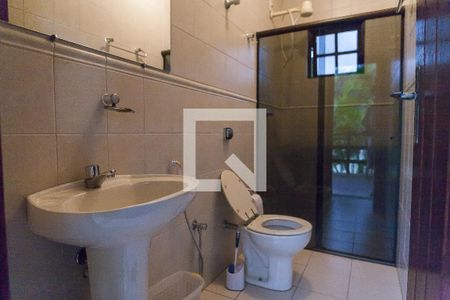 Casa de condomínio à venda com 450m², 4 quartos e 3 vagasBanheiro da edícula