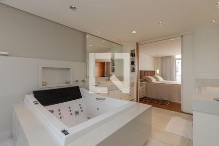 Apartamento à venda com 380m², 4 quartos e 3 vagasBanheiro da Suite Master