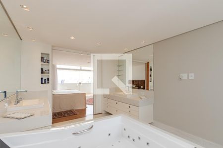 Apartamento à venda com 380m², 4 quartos e 3 vagasBanheiro da Suite Master