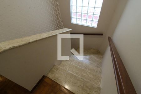 Casa à venda com 159m², 3 quartos e 2 vagasEscada