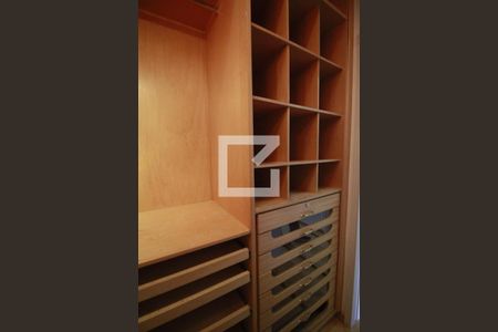 Apartamento à venda com 222m², 4 quartos e 3 vagasCloset