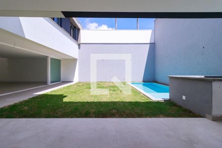 Casa de condomínio à venda com 455m², 4 quartos e 4 vagas Casa de condomínio à venda com 455m², 4 quartos e 4 vagasÁrea Externa