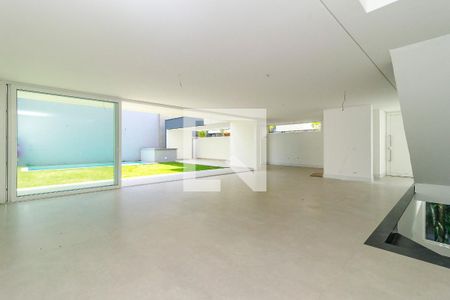 Casa de condomínio à venda com 455m², 4 quartos e 4 vagasSala