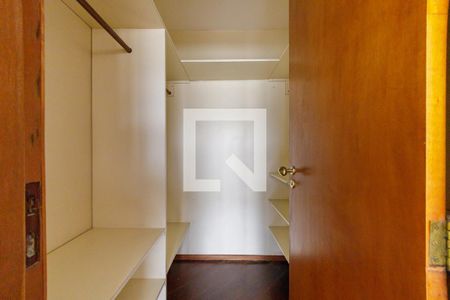 Apartamento à venda com 219m², 4 quartos e 2 vagas Apartamento à venda com 219m², 4 quartos e 2 vagasCloset da Suíte 1