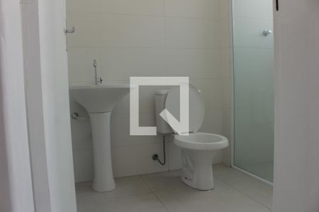 banheiro de kitnet/studio para alugar com 1 quarto, 30m² em Santa Ifigênia, São Paulo
