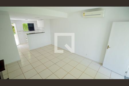 Sala de casa de condomínio à venda com 2 quartos, 85m² em Itaipu, Niterói