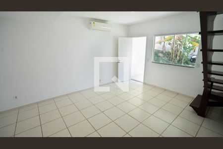 Sala de casa de condomínio à venda com 2 quartos, 85m² em Itaipu, Niterói