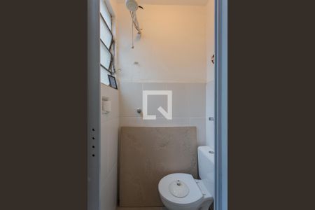 Banheiro de serviço de apartamento para alugar com 1 quarto, 52m² em Funcionários, Belo Horizonte
