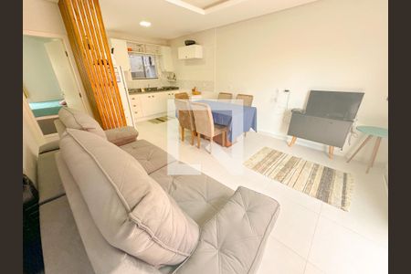 Sala de TV de casa de condomínio para alugar com 4 quartos, 120m² em Ingleses do Rio Vermelho, Florianópolis