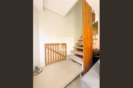 Casa de condomínio para alugar com 120m², 4 quartos e 2 vagasEscada