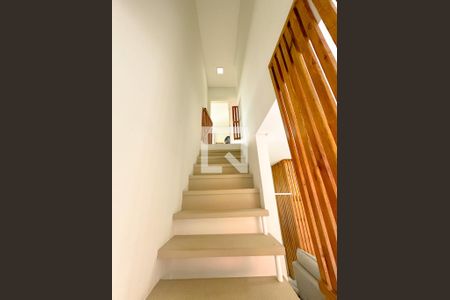 Casa de condomínio para alugar com 120m², 4 quartos e 2 vagasEscada