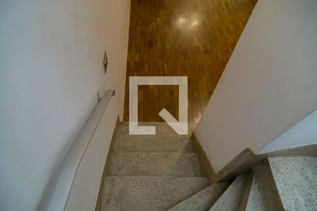 Casa à venda com 300m², 3 quartos e 5 vagasCorredor - Escada