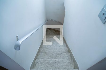 Casa à venda com 300m², 3 quartos e 5 vagasCorredor - Escada