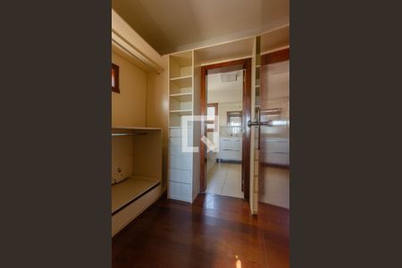 Casa à venda com 249m², 3 quartos e 8 vagas Casa à venda com 249m², 3 quartos e 8 vagasCloset