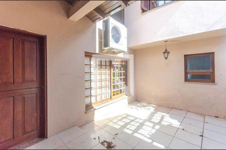 Casa à venda com 249m², 3 quartos e 8 vagas Casa à venda com 249m², 3 quartos e 8 vagasÁrea Externa