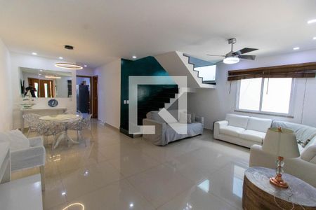 Sala de casa à venda com 4 quartos, 214m² em Itaipu, Niterói