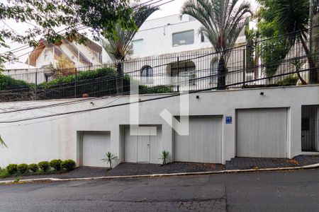 Casa à venda com 2000m², 4 quartos e 5 vagas Casa à venda com 2000m², 4 quartos e 5 vagasFachada