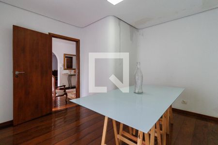 Casa à venda com 2000m², 4 quartos e 5 vagas Casa à venda com 2000m², 4 quartos e 5 vagasEscritório