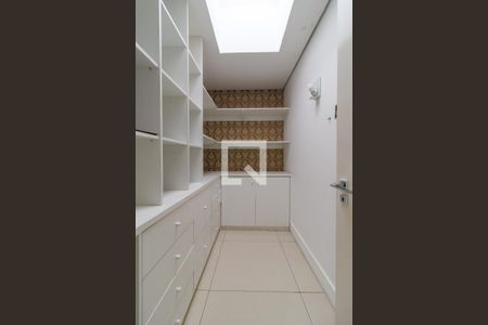 Casa à venda com 2000m², 4 quartos e 5 vagas Casa à venda com 2000m², 4 quartos e 5 vagasRoupeiro