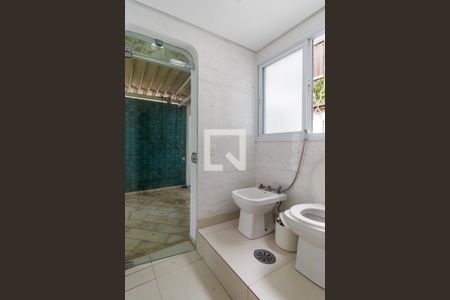 Casa à venda com 2000m², 4 quartos e 5 vagas Casa à venda com 2000m², 4 quartos e 5 vagasBanheiro da Suíte 1