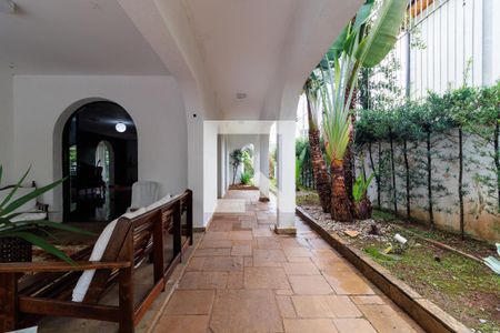 Casa à venda com 2000m², 4 quartos e 5 vagas Casa à venda com 2000m², 4 quartos e 5 vagasÁrea externa