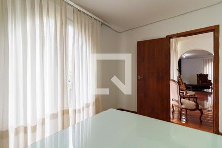 Casa à venda com 2000m², 4 quartos e 5 vagas Casa à venda com 2000m², 4 quartos e 5 vagasEscritório