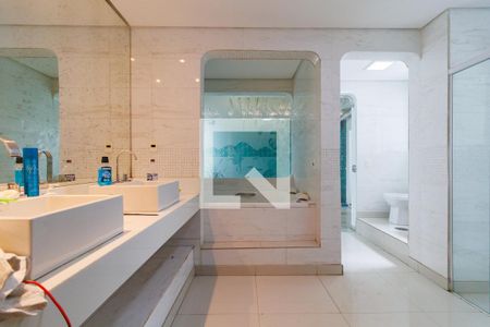 Casa à venda com 2000m², 4 quartos e 5 vagas Casa à venda com 2000m², 4 quartos e 5 vagasBanheiro da Suíte 1